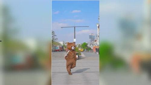 穿着玩偶服跳舞视频,玩偶服舞者演绎奇幻舞步