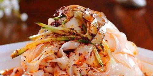 拌凉皮视频,自制拌凉皮，简单美味一学就会